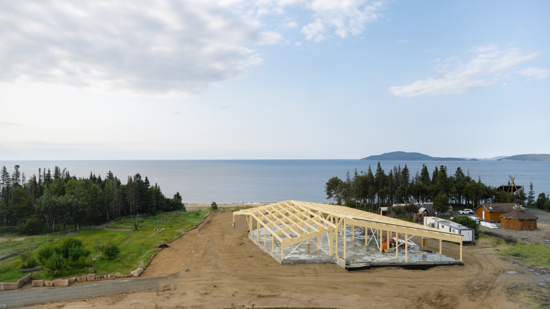 Construire la beauté et la durabilité avec le bois : le point sur la construction du centre culturel Tshissenitamun Mitshuap